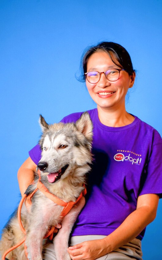 Carolina Fajar with a rescued dog