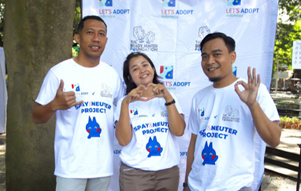Volunteers at a spay and neuter project event