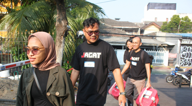 TNR volunteers walking through a neighborhood