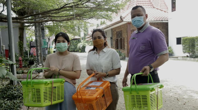 Volunteers holding pet carriers